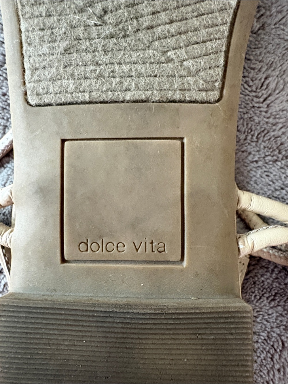 Dolce Vita Nude Neutral T-Strap Flat Sandals with Gold Metallic Accents size 9 - Picture 7 of 9